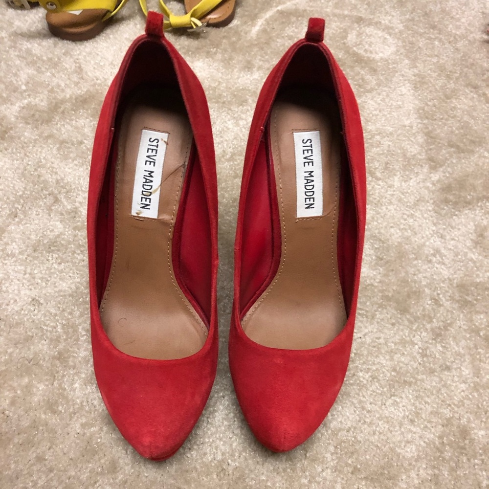 Red pumps